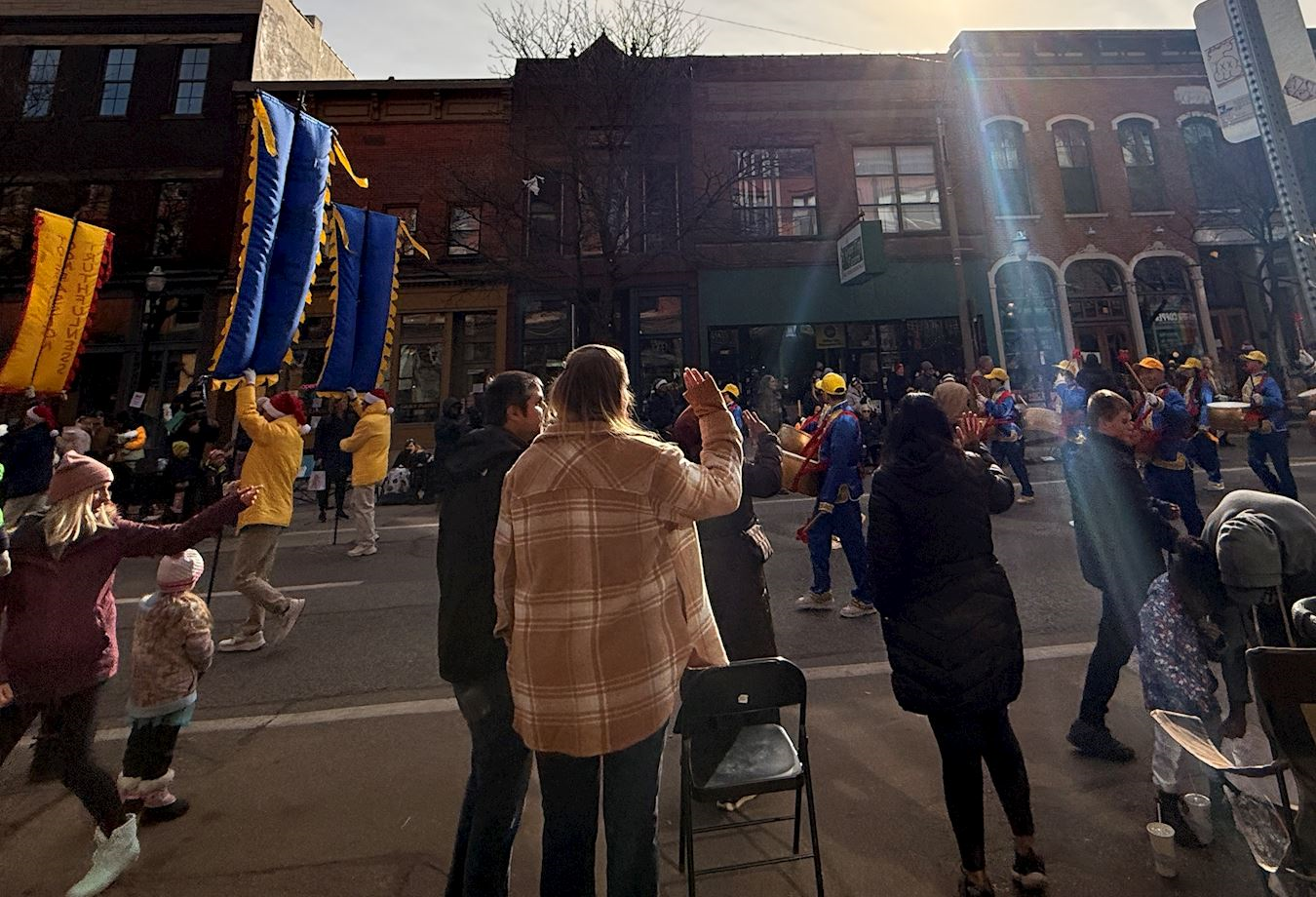 '图1~7:法轮功学员组成的方阵参加了密西根州卡拉马祖市(Kalamazoo)中心的第六十三届枫树山假日游行,受到民众欢迎。。'