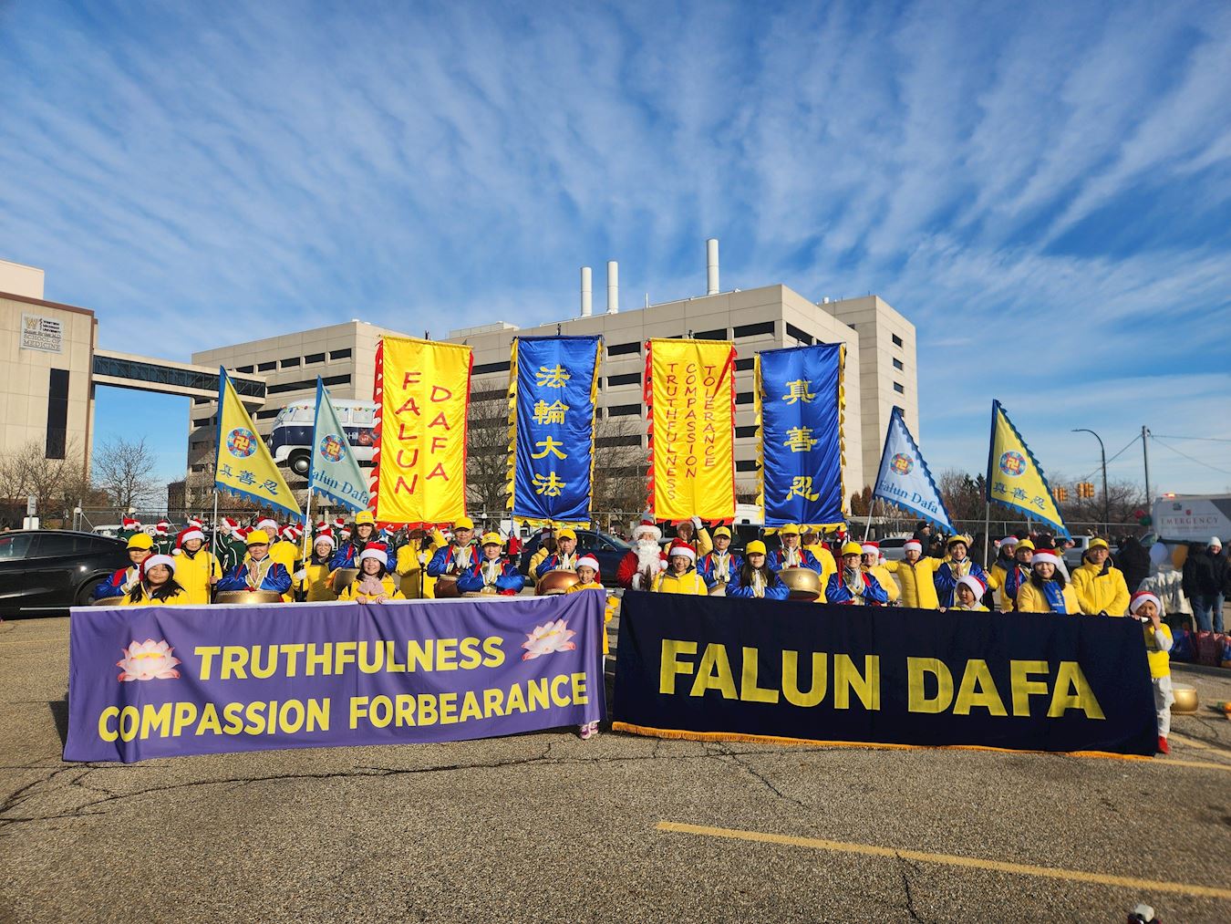 '图12:部份参加游行的法轮功学员集体合影'