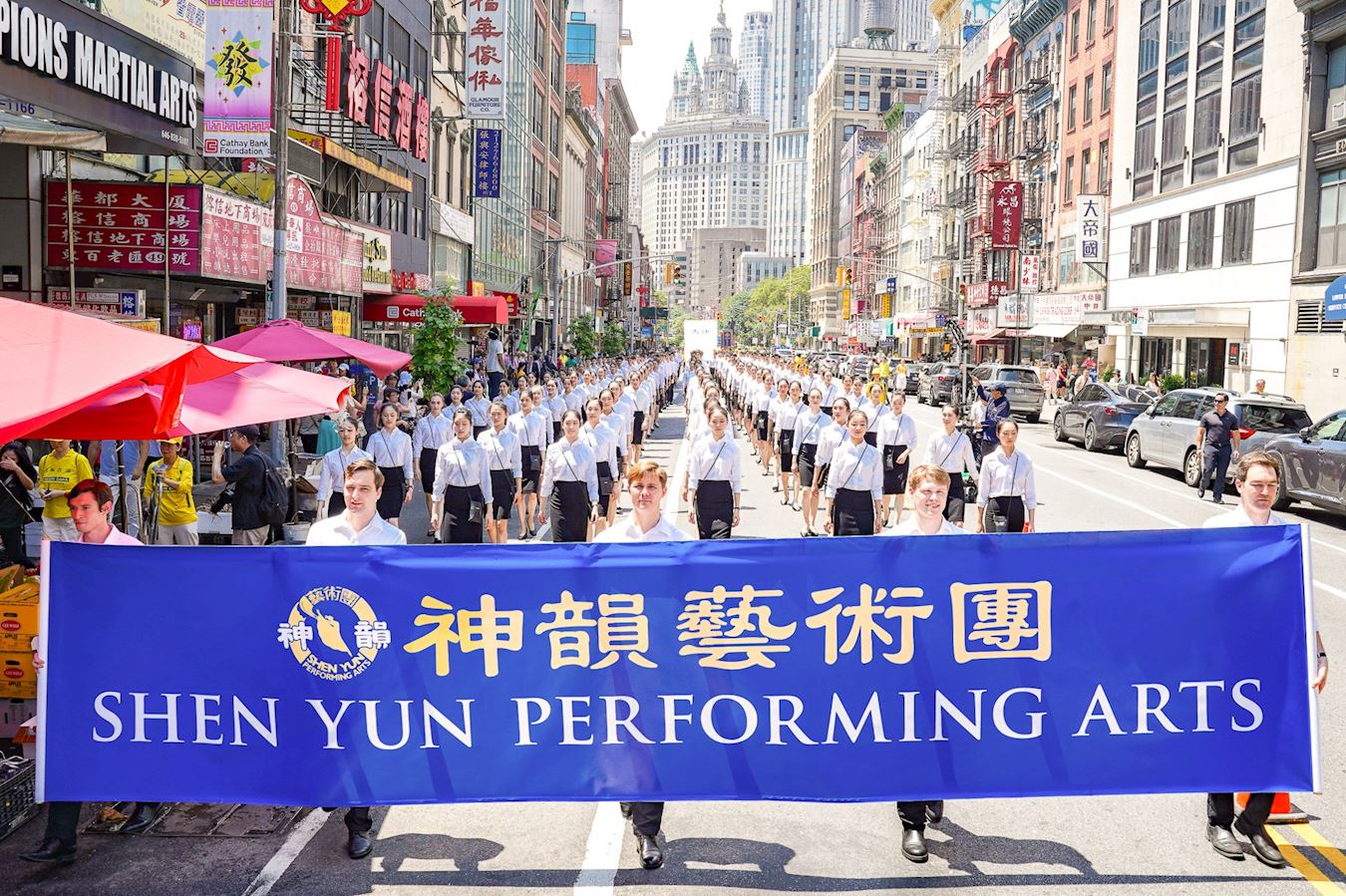 纽约法轮功反迫害26年游行数百神韵艺术家现身感动华埠民众