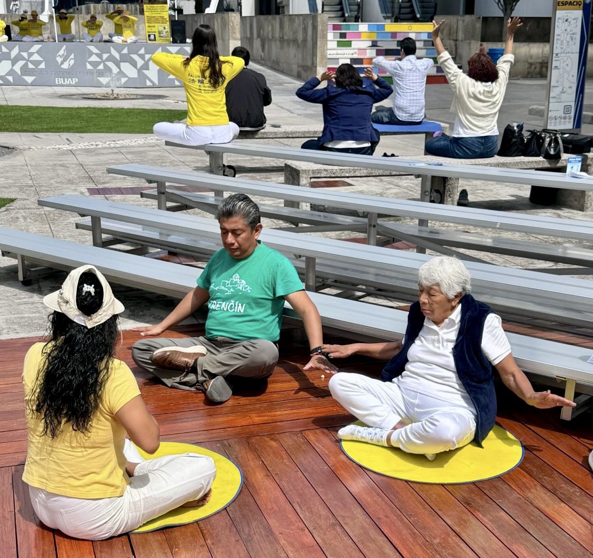 图9~11:文化中心的人们学炼法轮功