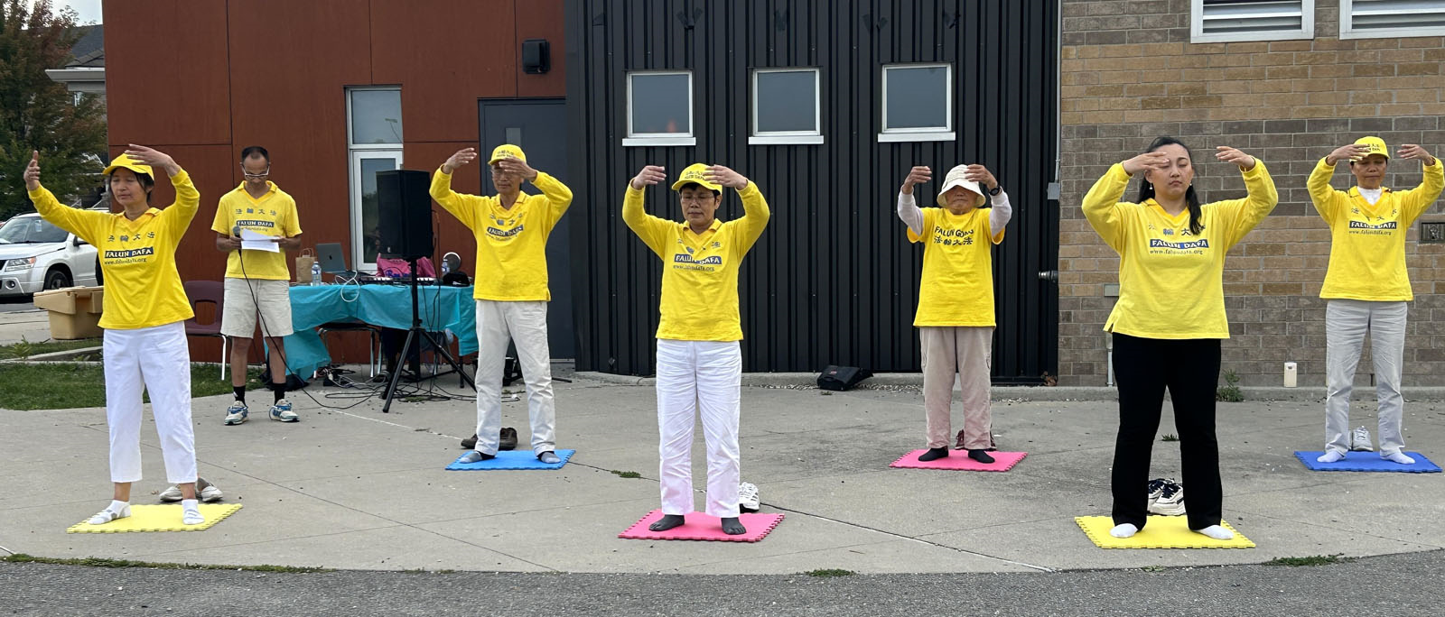 图1:在多元文化节上,法轮功学员演示了五套功法,吸引了众多观众驻足观赏。