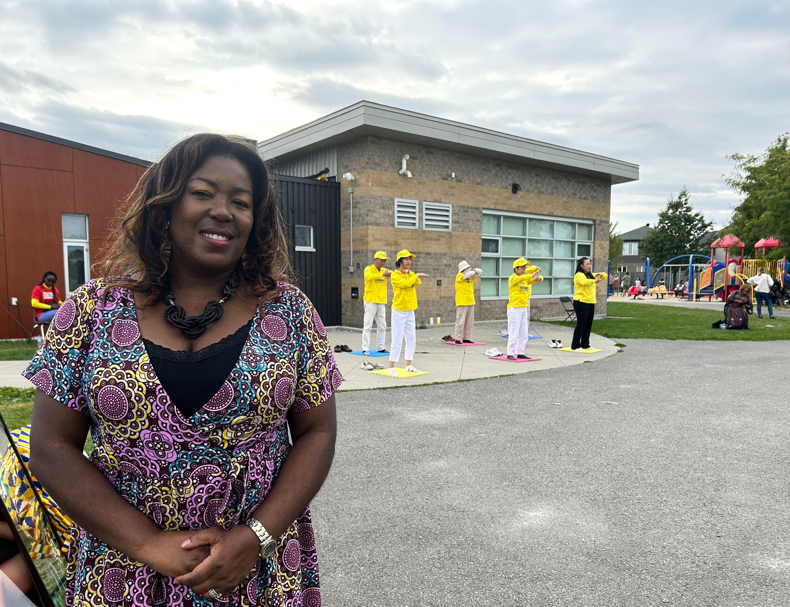 图3:当天,法轮功学员向在场的观众演示了五套功法,主办人阿希里对法轮功团体表示赞赏。