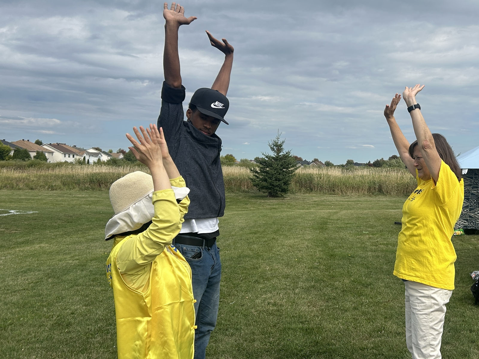 图4~5:多元文化节当天,法轮功学员为民众免费教功。