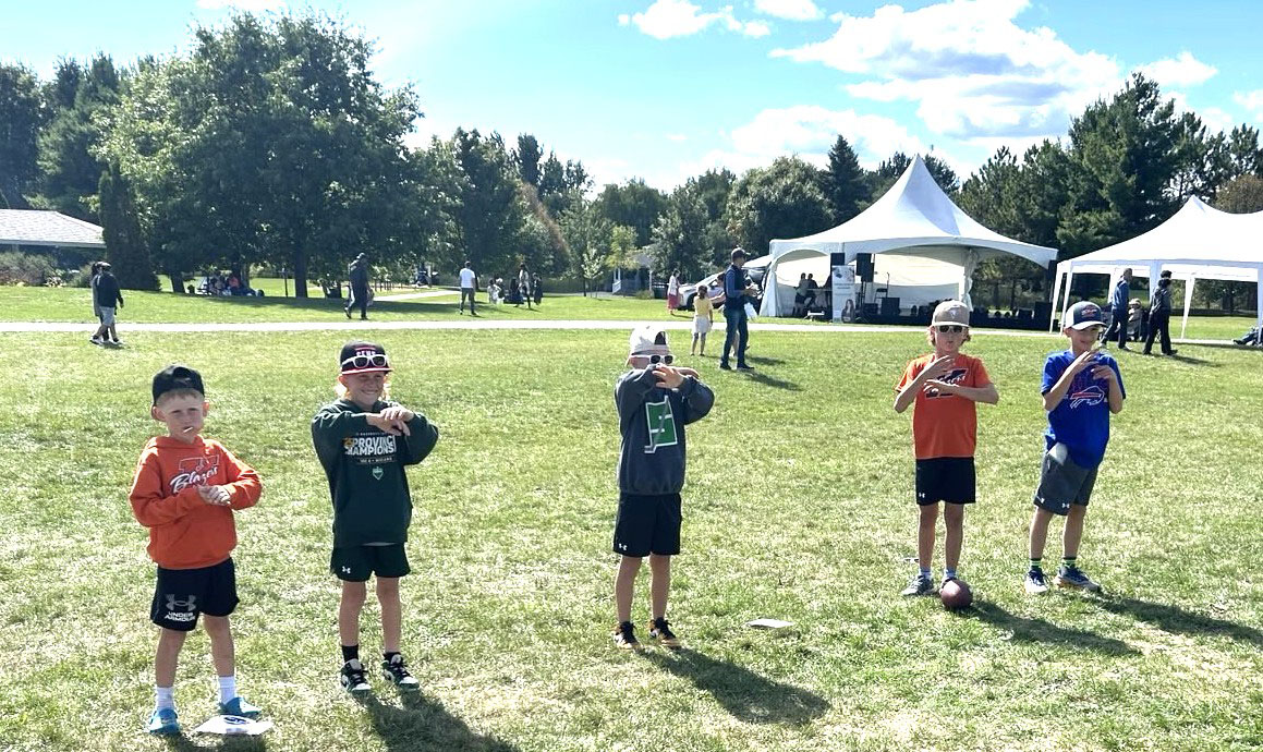 图11:九月七日,在首都西面的卡纳塔社区举办的文化节上,一群孩子正在学炼法轮功。