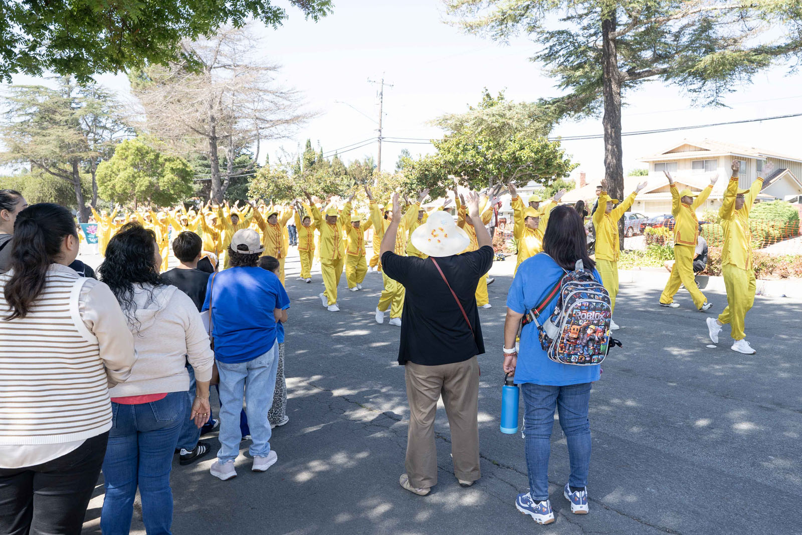 图9:观众在模仿法轮功学员的动作。