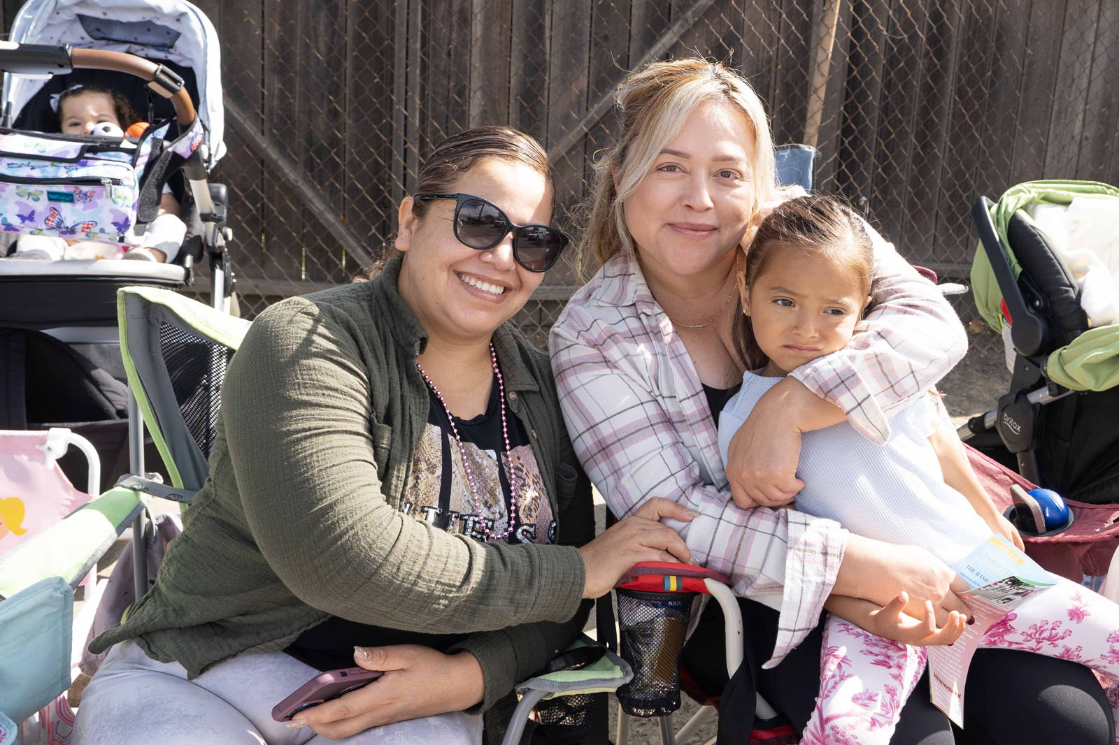 图14:天主教徒莉塞特(左二)和朋友戴安娜带着孩子观看游行。