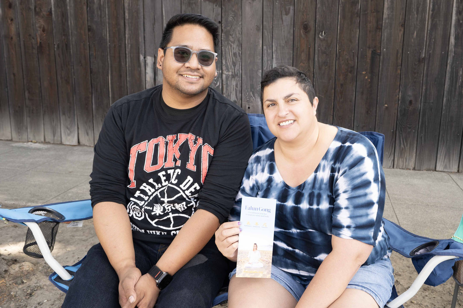 图15:观众阿什利和她的先生肯很喜欢法轮功学员的队伍。