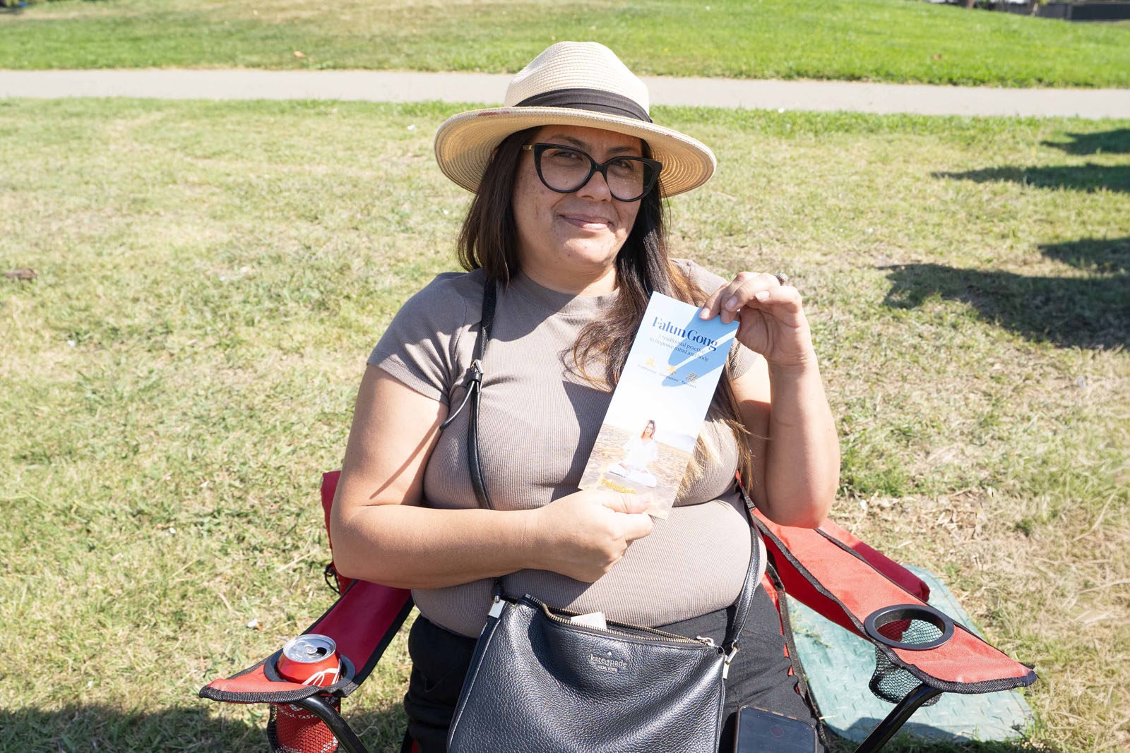 图18:萨特健康医疗中心的职员瓦内萨表示,她最喜欢法轮功学员的队伍。