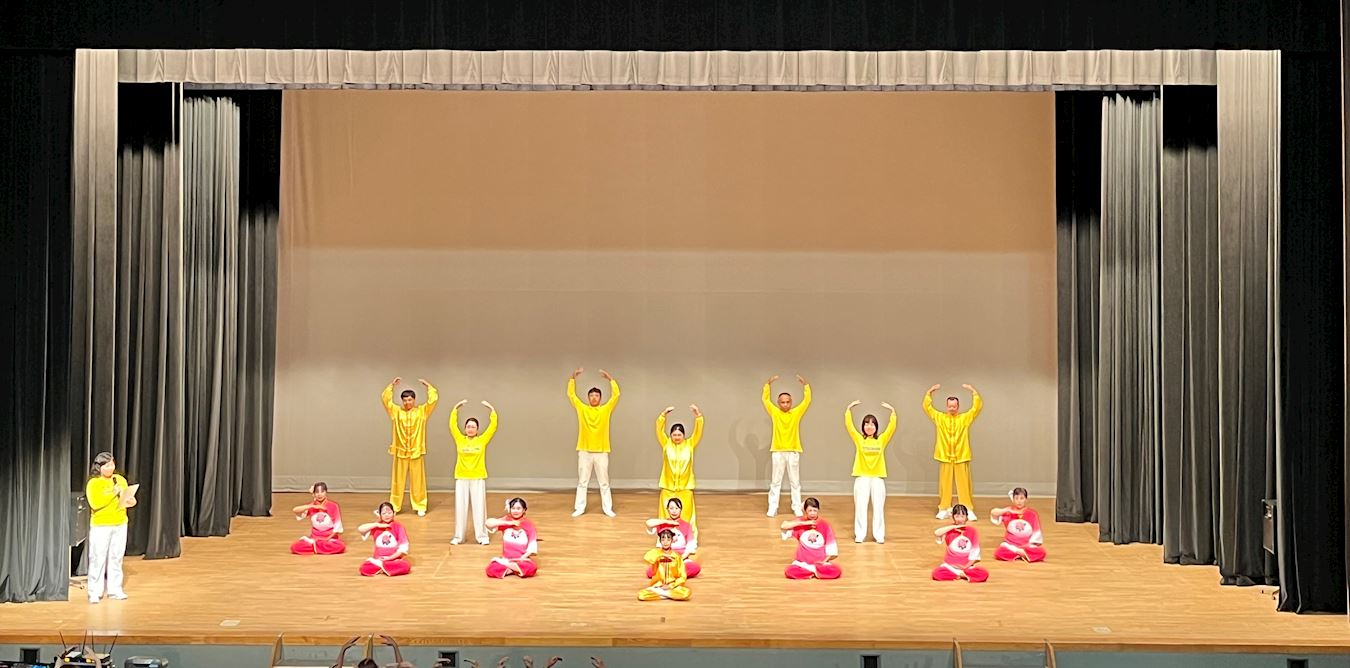 '图2:法轮功学员在“第十三届国际交流活动”中介绍法轮功并演示功法'