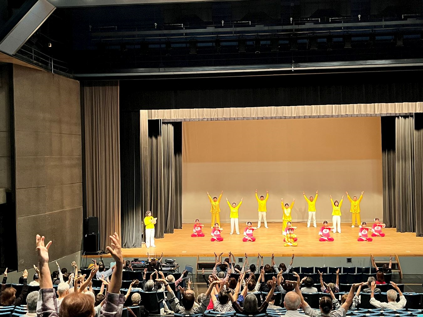 '图3:台下观众学炼法轮功'