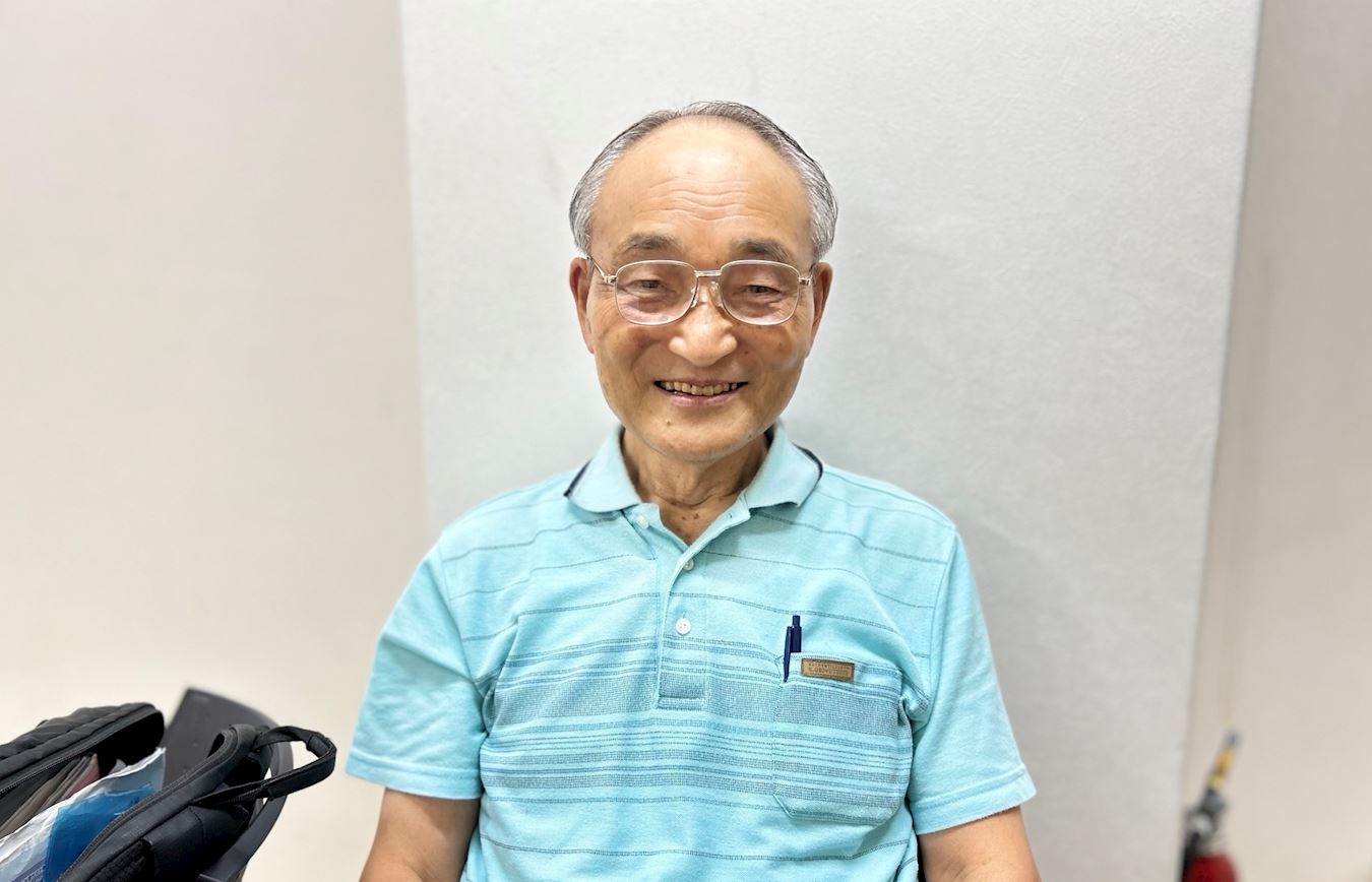 '图6:栗林先生现场学炼法轮功,感到很舒服。'