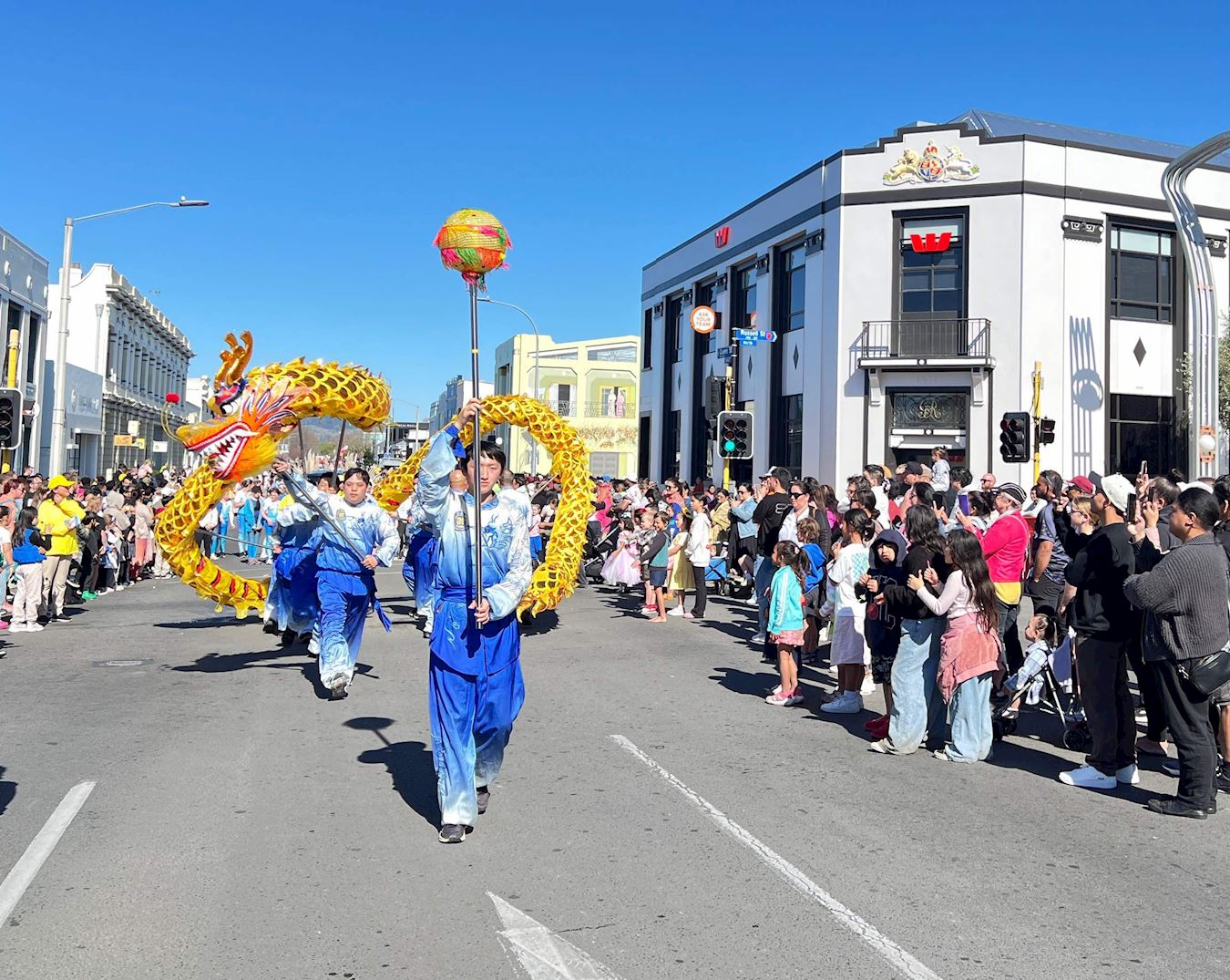 '图1~6:二零二五年九月二十日,新西兰法轮功团体应邀参加了黑斯廷斯市(Hastings)的“花开七十五周年”游行。'