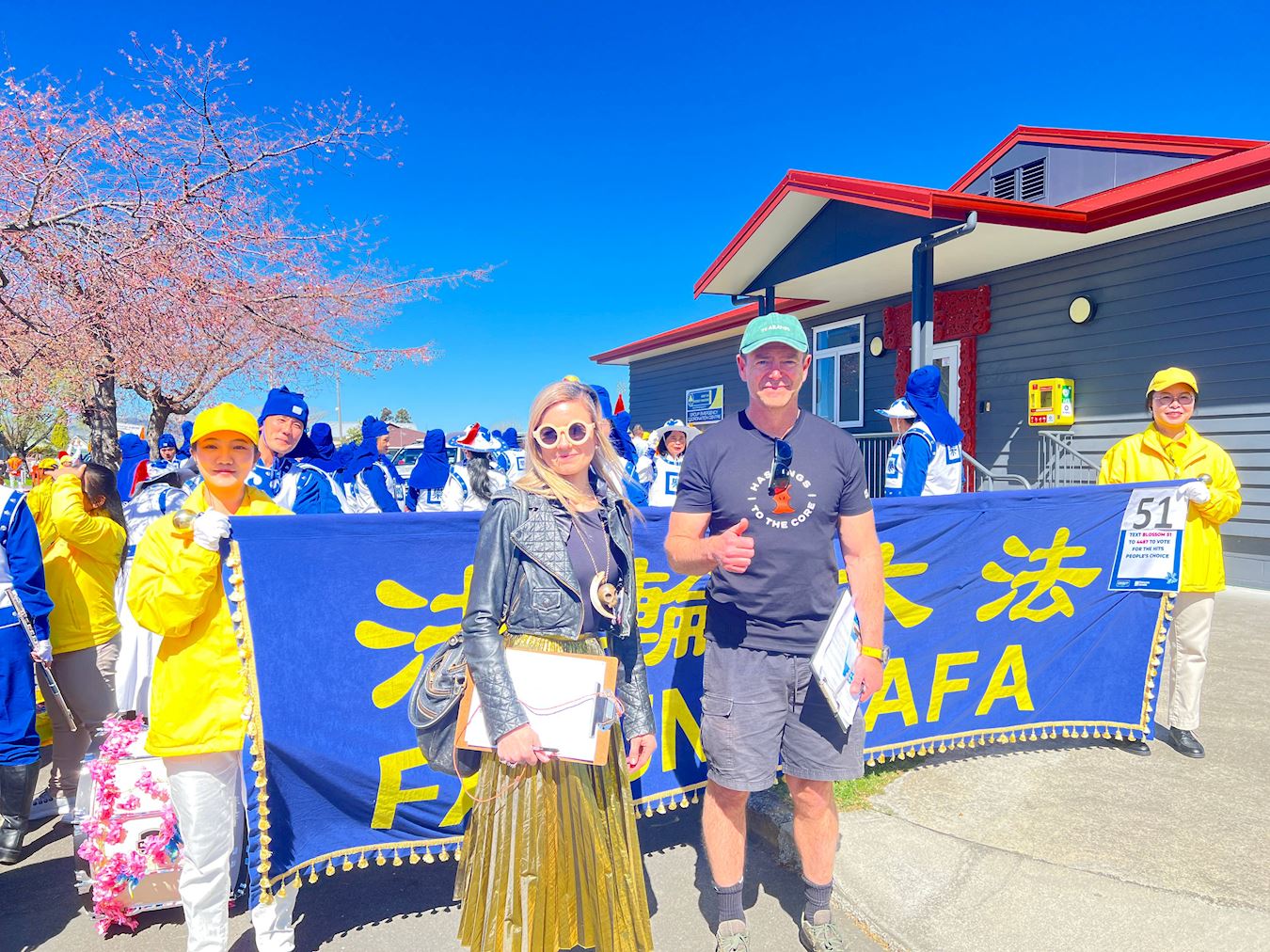 '图9:议员达蒙·哈维(Damon Harvey)(右)与汉娜·蒙塔佩尔托-亨得利(Hana Montaperto-Hendry)(左)称赞法轮大法的理念。'