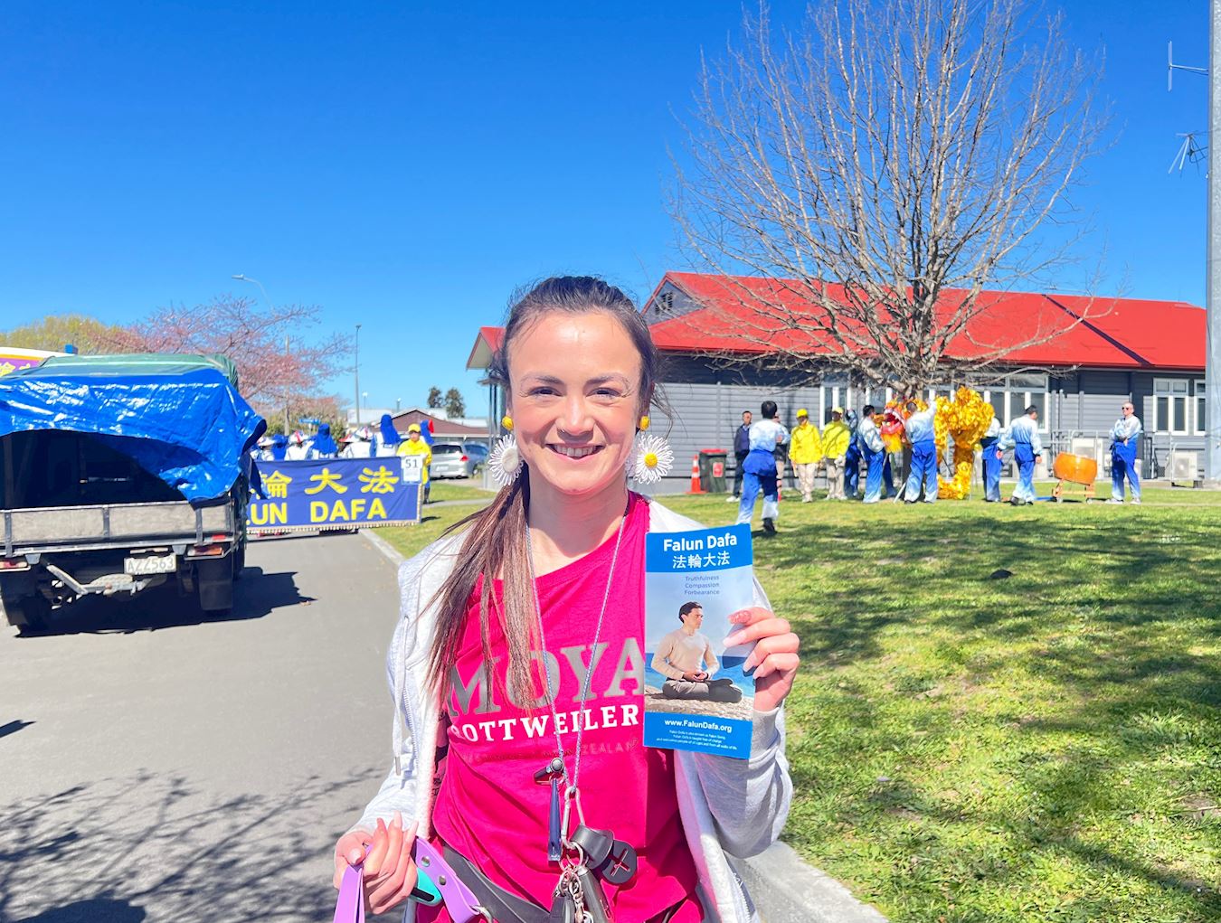 '图10:鲁比(Ruby)非常喜欢法轮功团队的表演。'