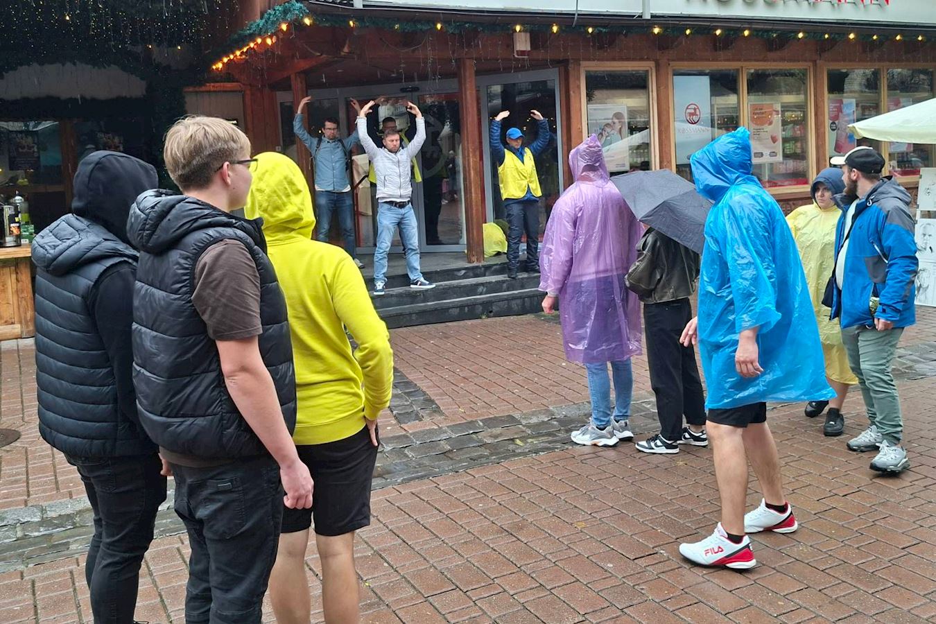 '图1~3:二零二五年九月十四日波兰法轮功学员在扎科帕内展示五套功法。'