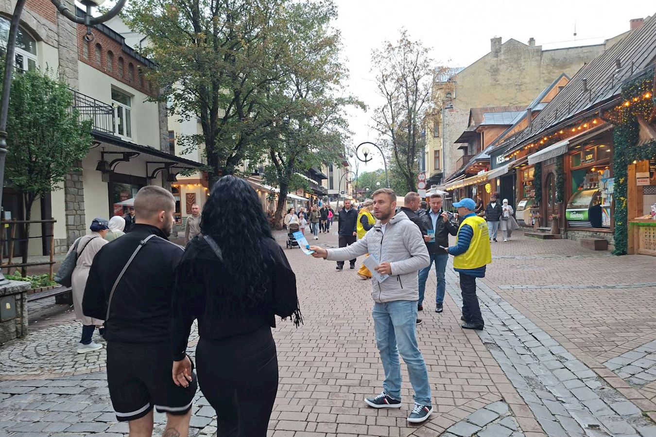 '图4~6:二零二五年九月十四日波兰法轮功学员向过往游客介绍法轮大法的美好,并揭露在中国遭受残酷迫害的真相。'