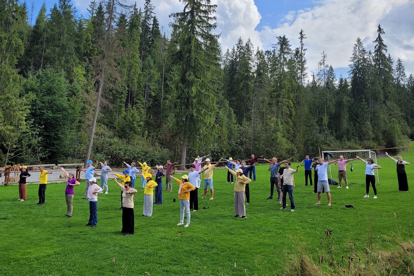 '图9~10:波兰法轮功学员在扎科帕内集体炼功活动。'