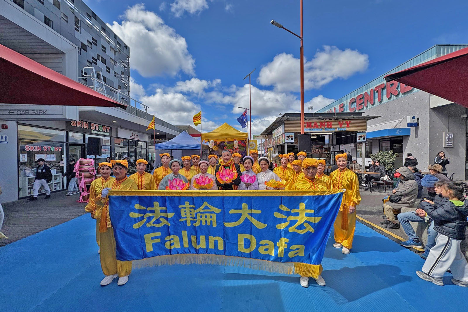 图7:澳洲越南社区协会(VCA)维州分部主席阮维光(Duy Quang Nguyen)先生和法轮功学员合影,感谢学员们的精彩表演,并向亚裔社区致以节日祝福。