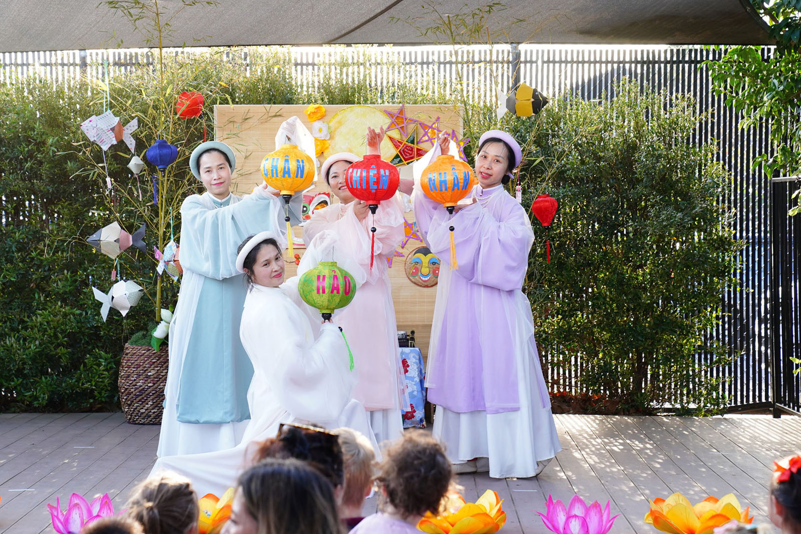 图8~10:九月十九日,法轮功学员在幼儿园举办的中秋节庆祝活动中表演了中國傳統的腰鼓和越南民族舞。