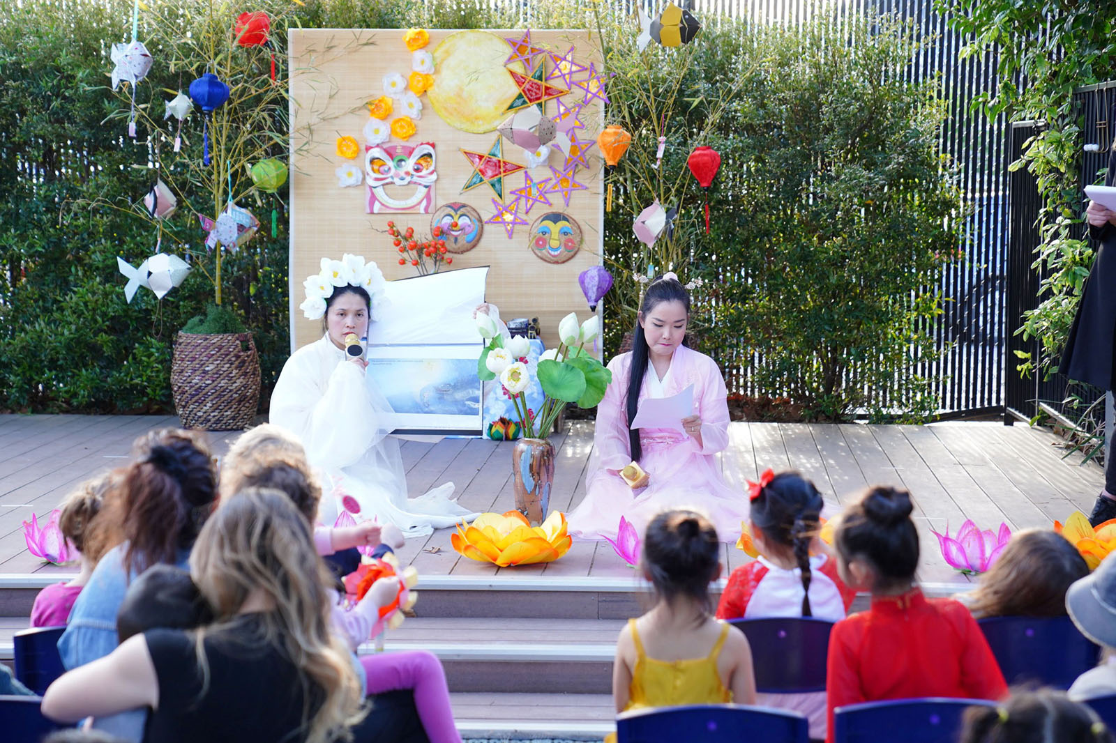 图11:阮氏芳清和另一位法轮功学员讲述了莲花仙子的故事。