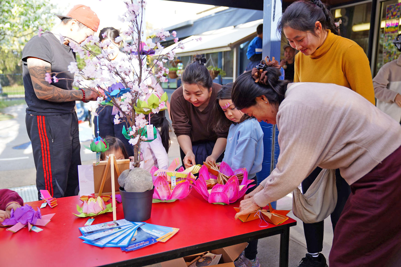 图12~14:在幼儿园举办的中秋节庆祝活动期间,家长、孩子和学校的教职工热情参加了传统的莲灯制作活动,这一活动传递了法轮大法的美好理念:真、善、忍。
