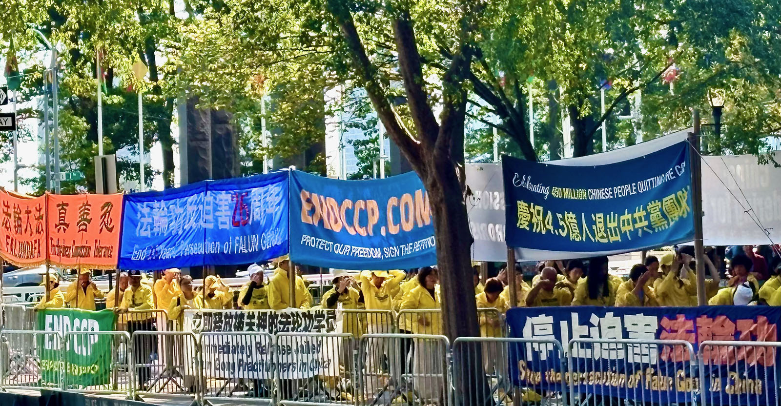 图5:第80届联合国大会九月二十三日召开,法轮功学员在纽约联合国总部外炼功及和平请愿,呼吁各国联手制止中共的迫害。