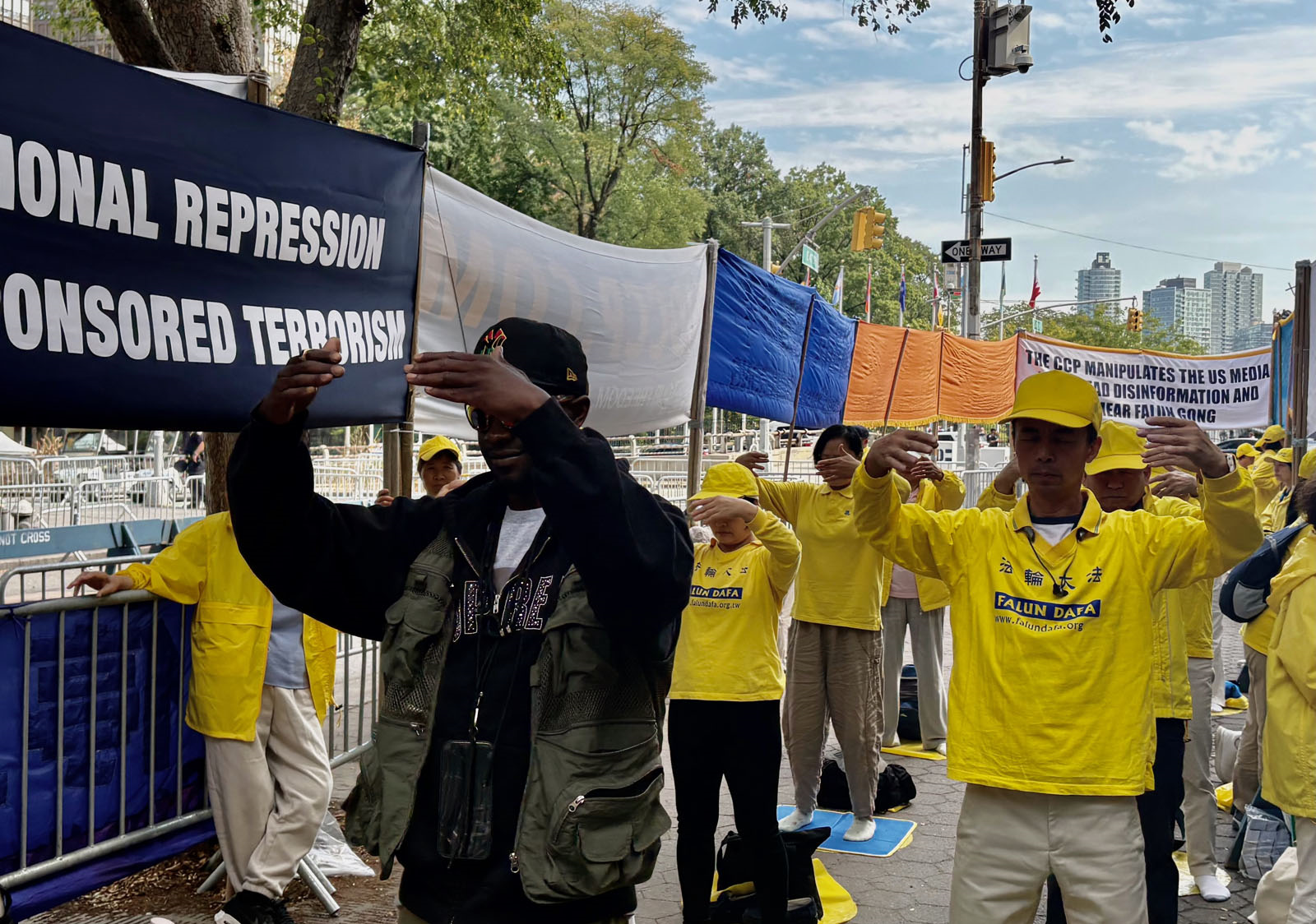 图7:戴夫・威利斯(Dave Willis)是纽约的一位视频播主,他看到法轮功学员的功法演示后自动站到队伍前跟着学炼,并将法轮功学员平和请愿的场面在自己频道直播给了观众。