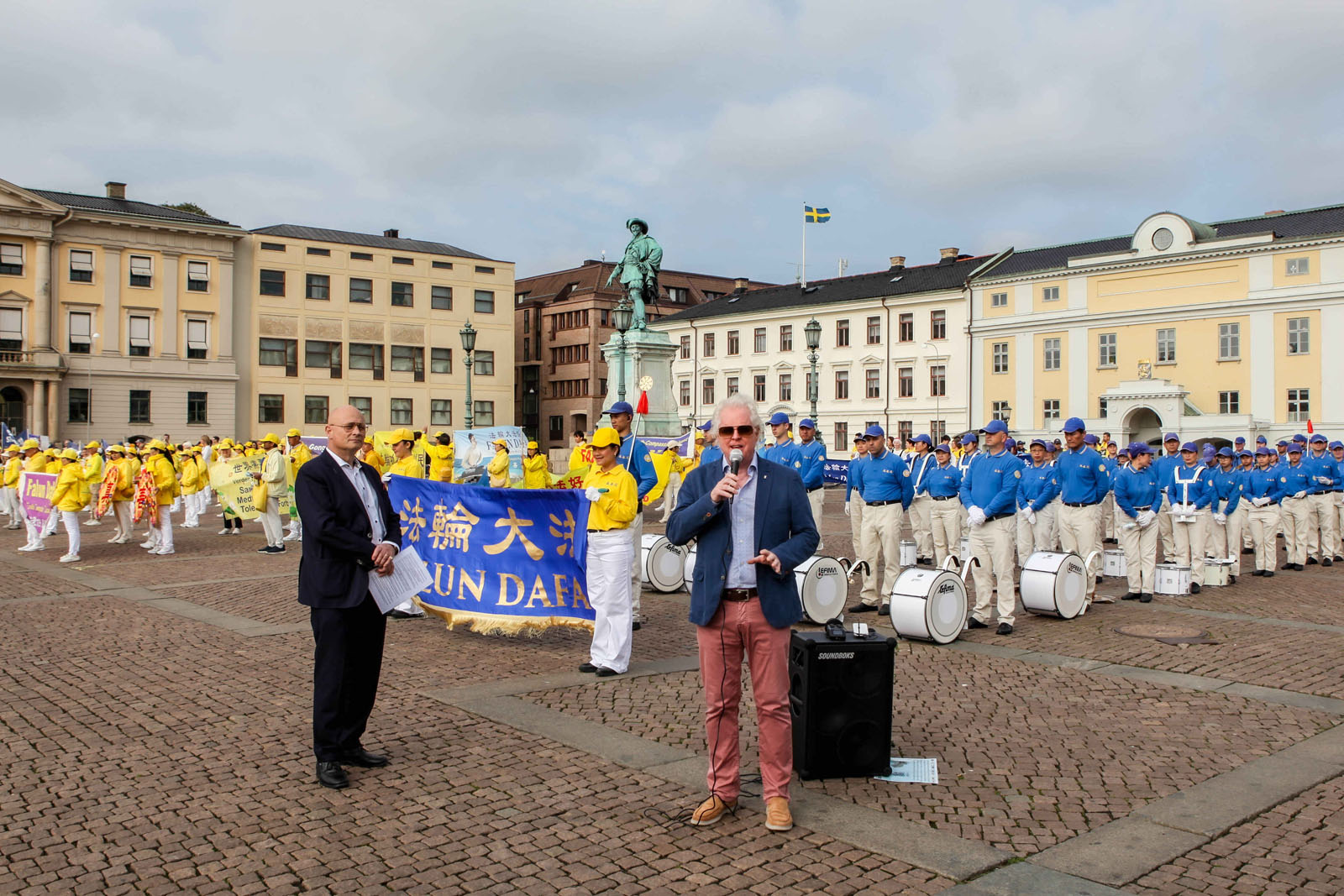 图1:前国会议员汉斯·罗滕伯格在集会中发言
