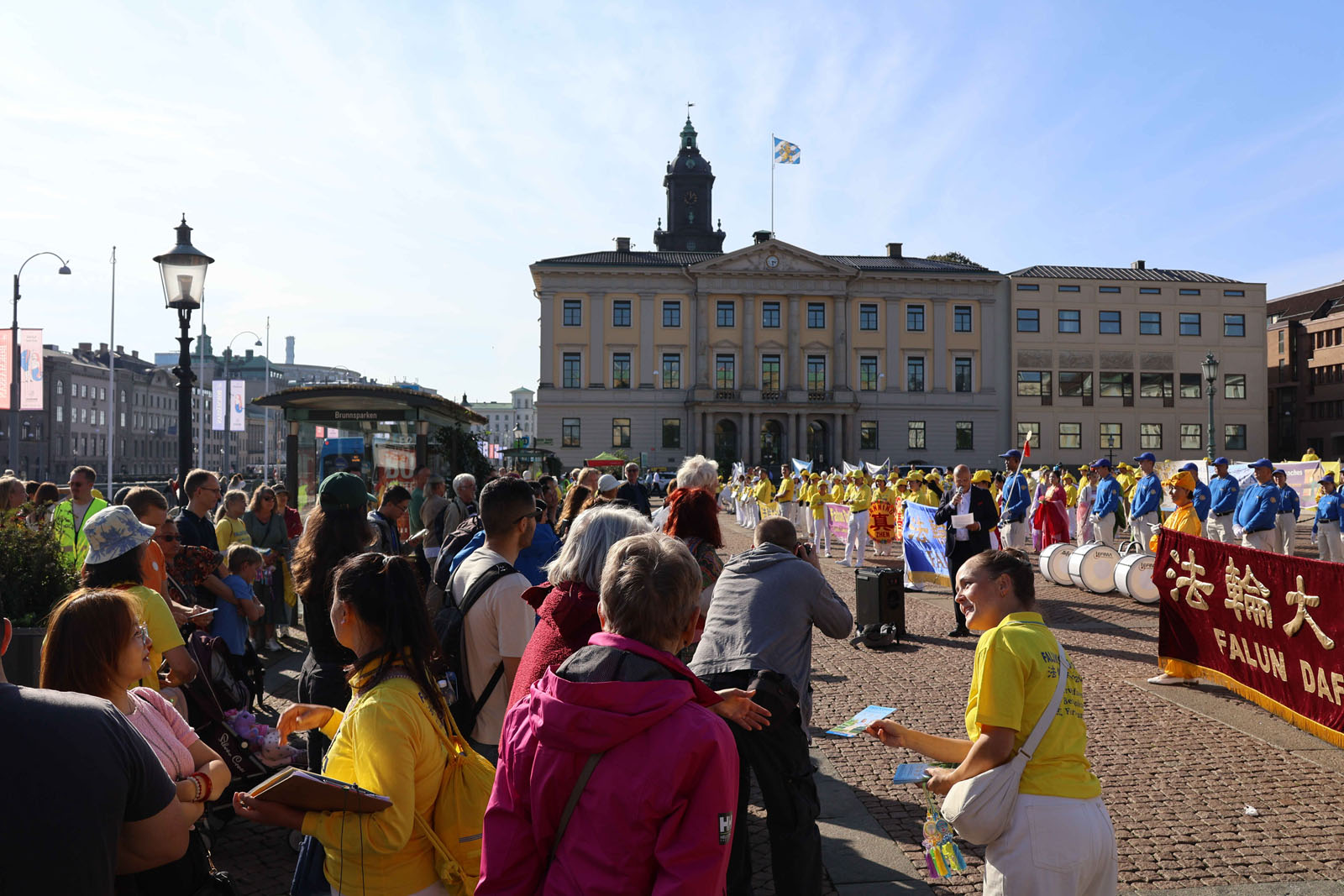 图2~3:游行前,法轮功学员在古斯塔夫·阿道夫广场集会,让人们知道大法美好的同时也揭露中共对法轮功的迫害