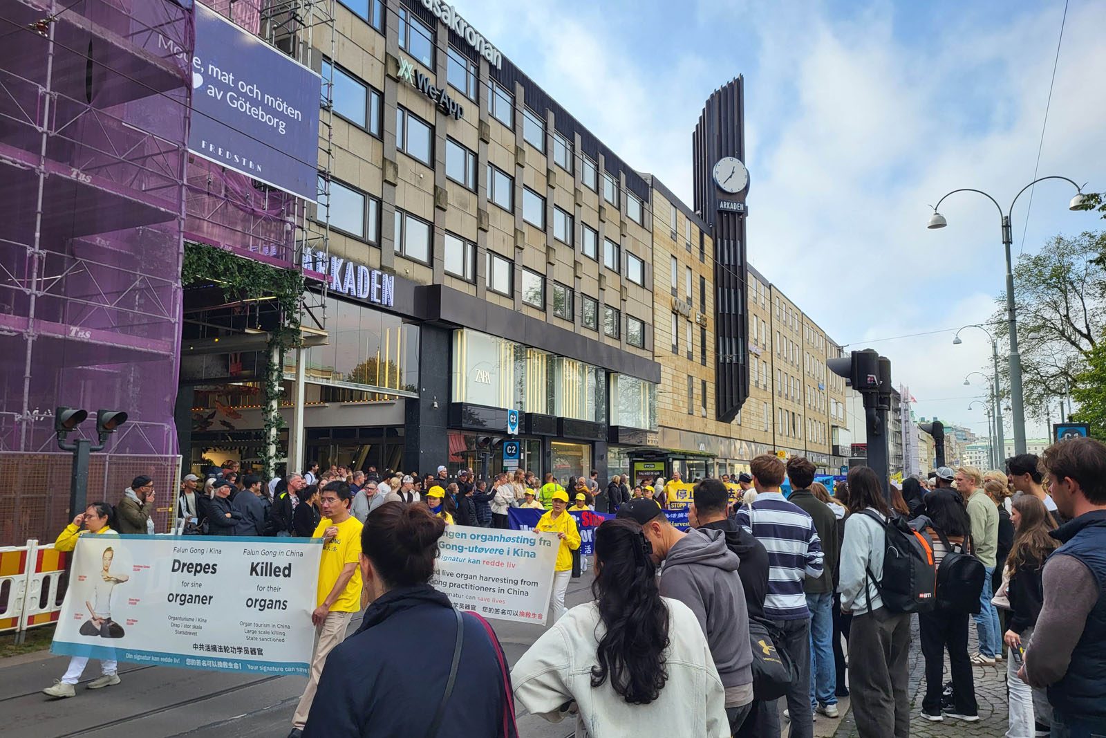 图4~9:法轮功学员在哥德堡市中心及闹市区游行