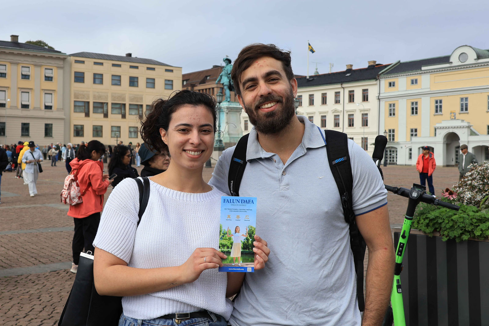 图10:丽莎和丹尼尔很高兴能获得法轮大法的讯息