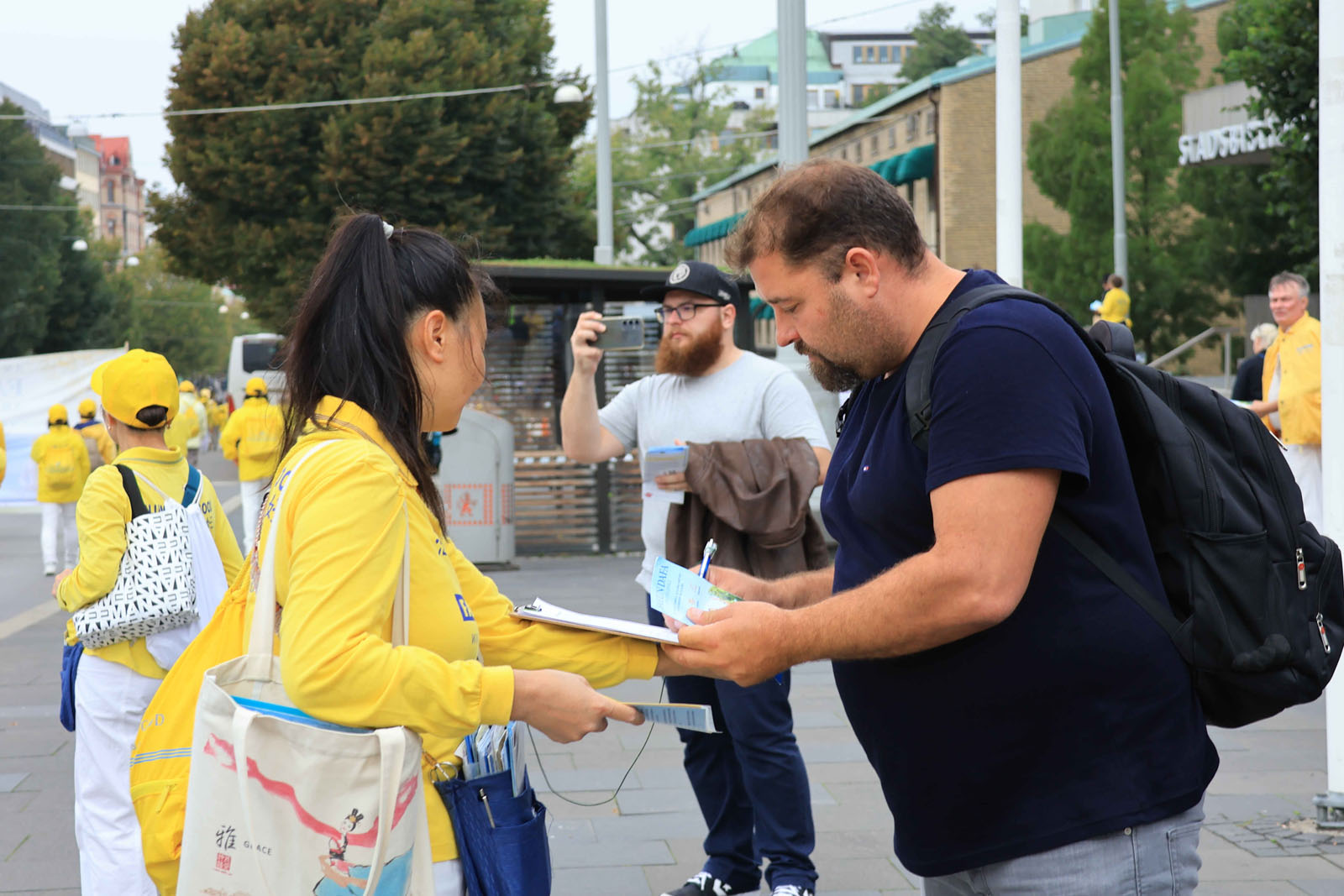 图11~15:在集会及游行时讲述真相,征集签名