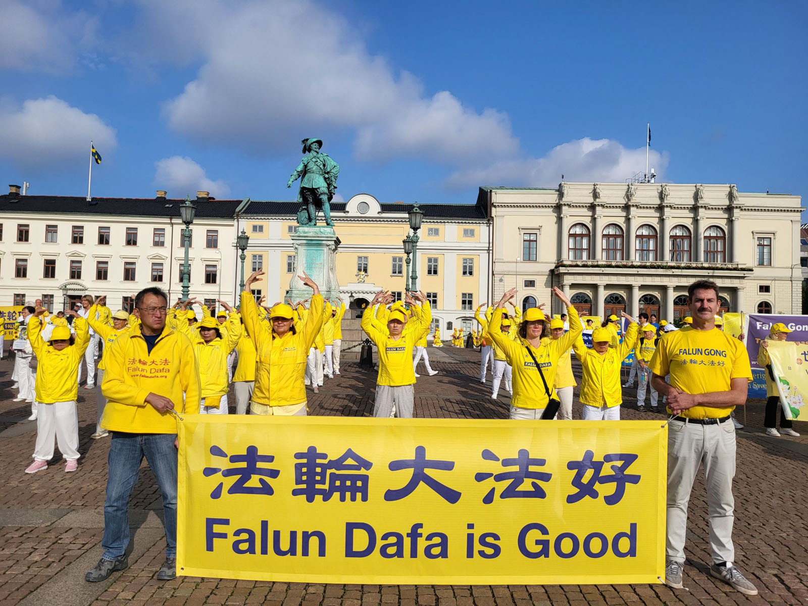 图1~2:二零二五年九月二十日,在瑞典歌德堡市中心古斯塔夫·阿道夫(Gustav Adolfs torg)广场上,正在开始一场别具意义的庆典。