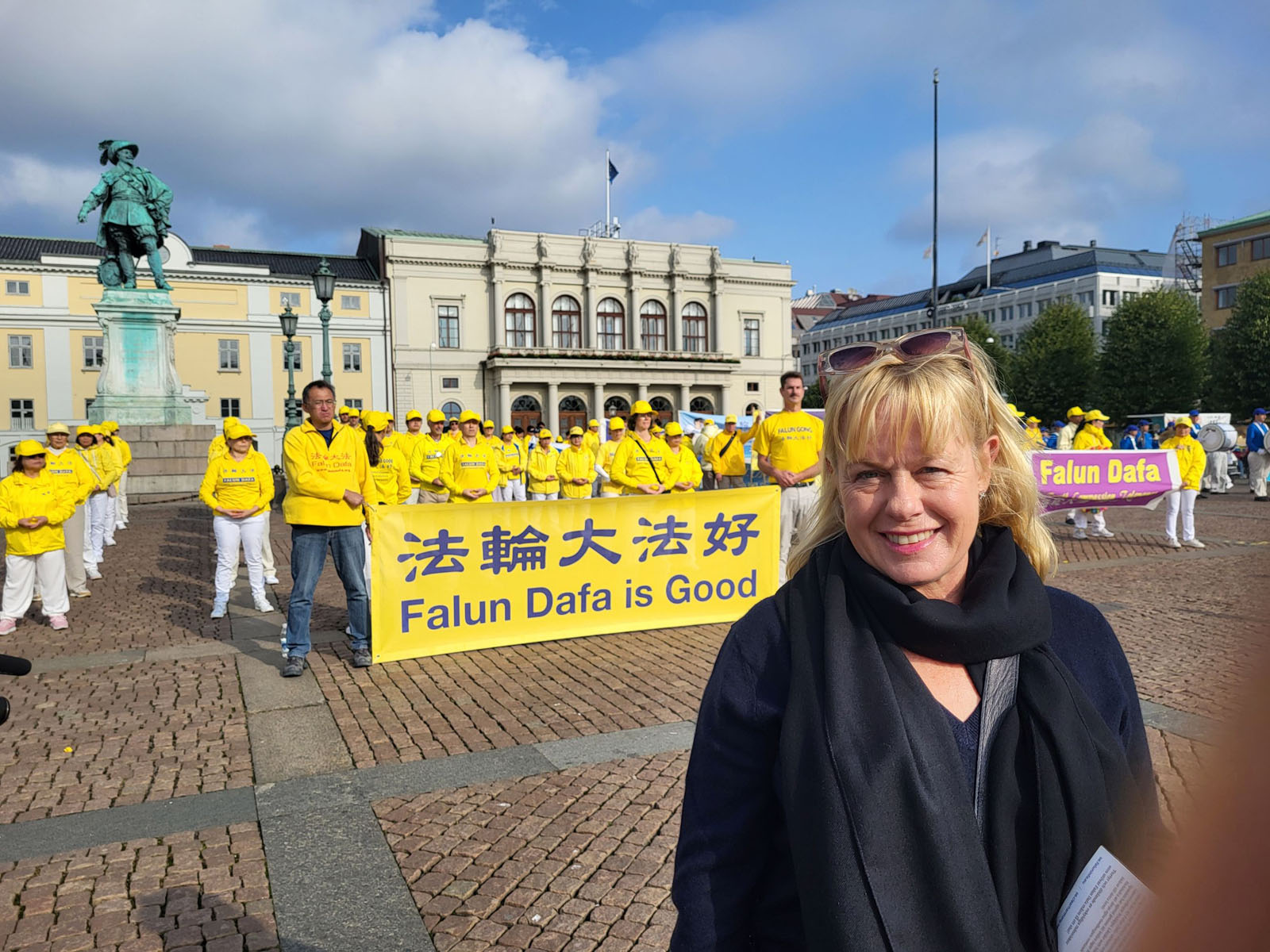 图3:来自澳大利亚的游客莎莉·哈克里奇感慨道:“三十年了,真是太不可思议了!这么多人在这里修炼,场面很美。”