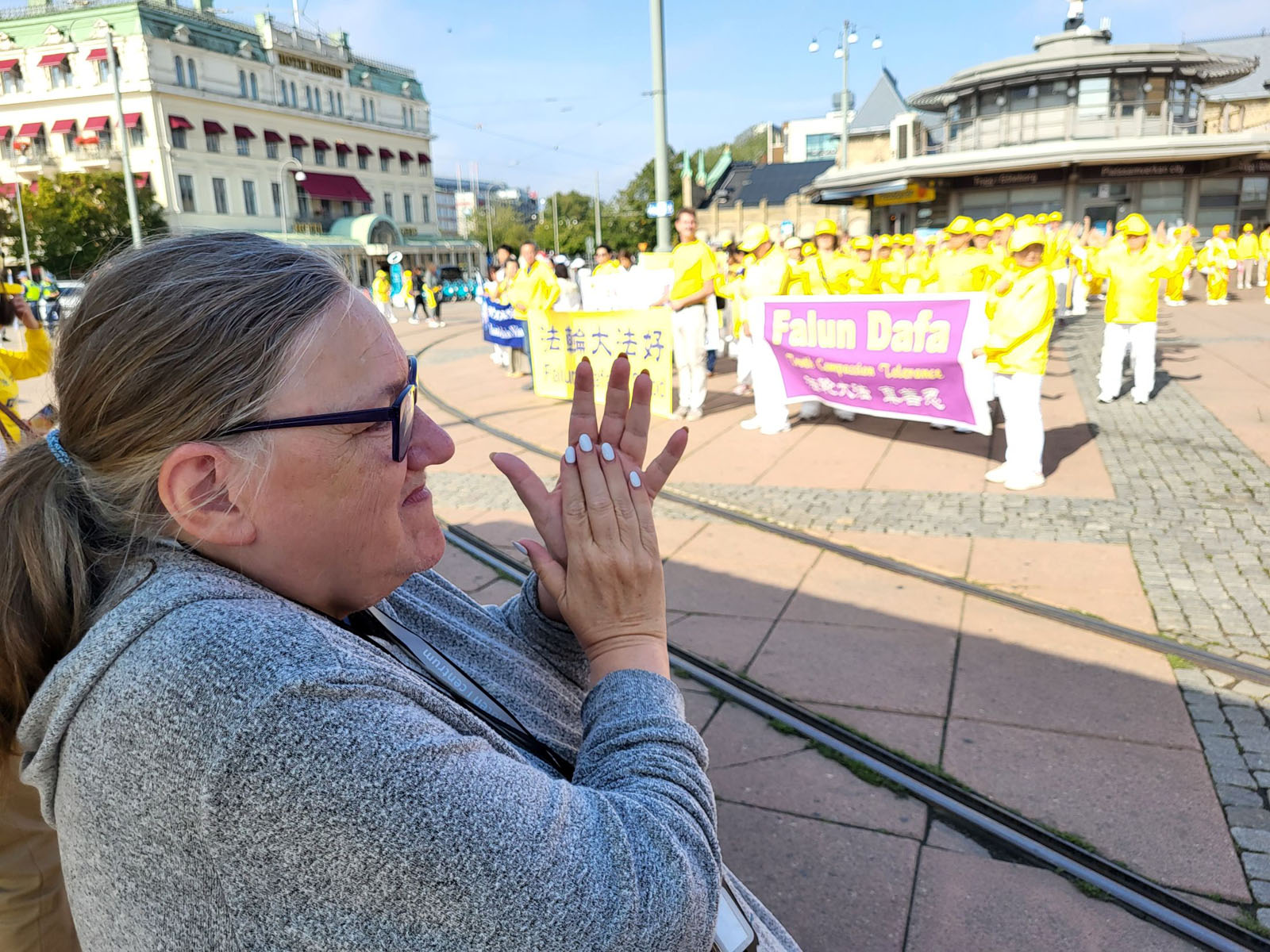 图10:克里斯蒂娜·特兰伯格表示:他们传递的是一种原理真、善、忍。