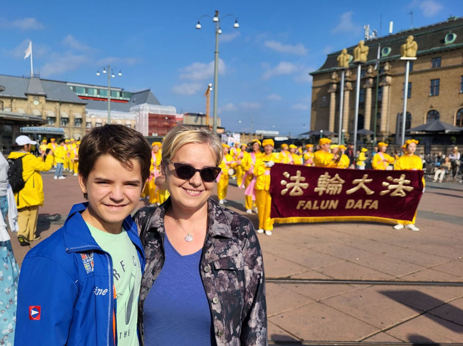 图11:安德里娅母子俩:真、善、忍原理真实而有力量