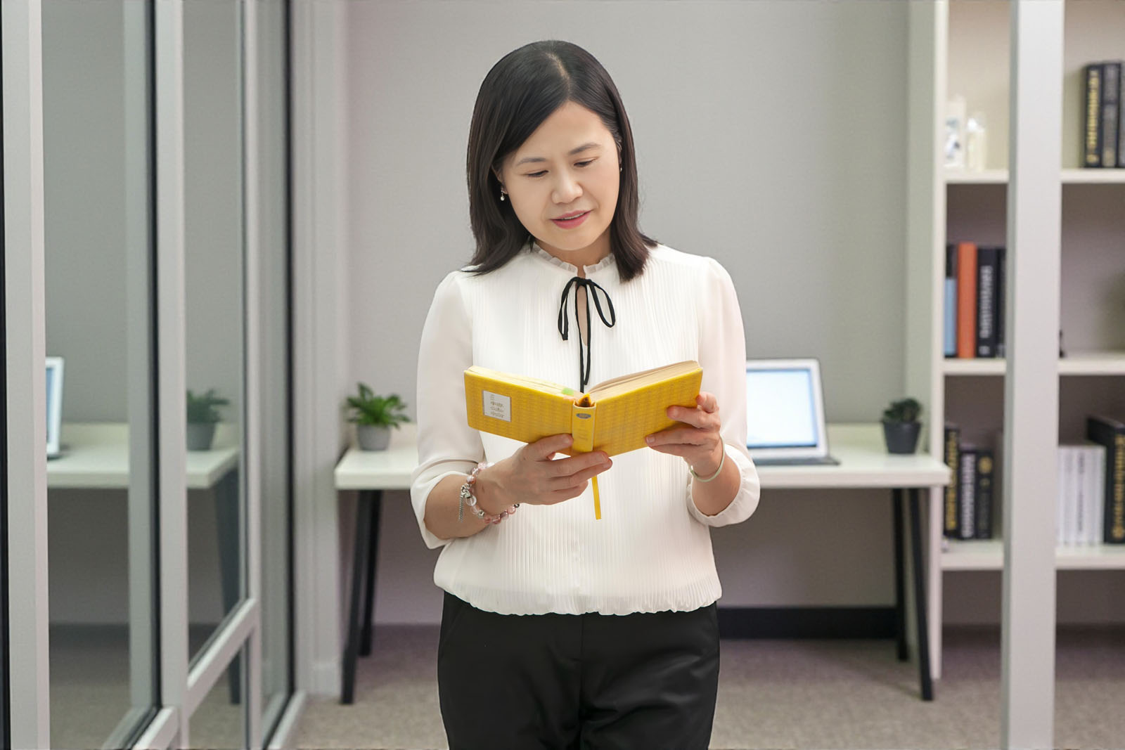 图1:李佩蓉在阅读大法书