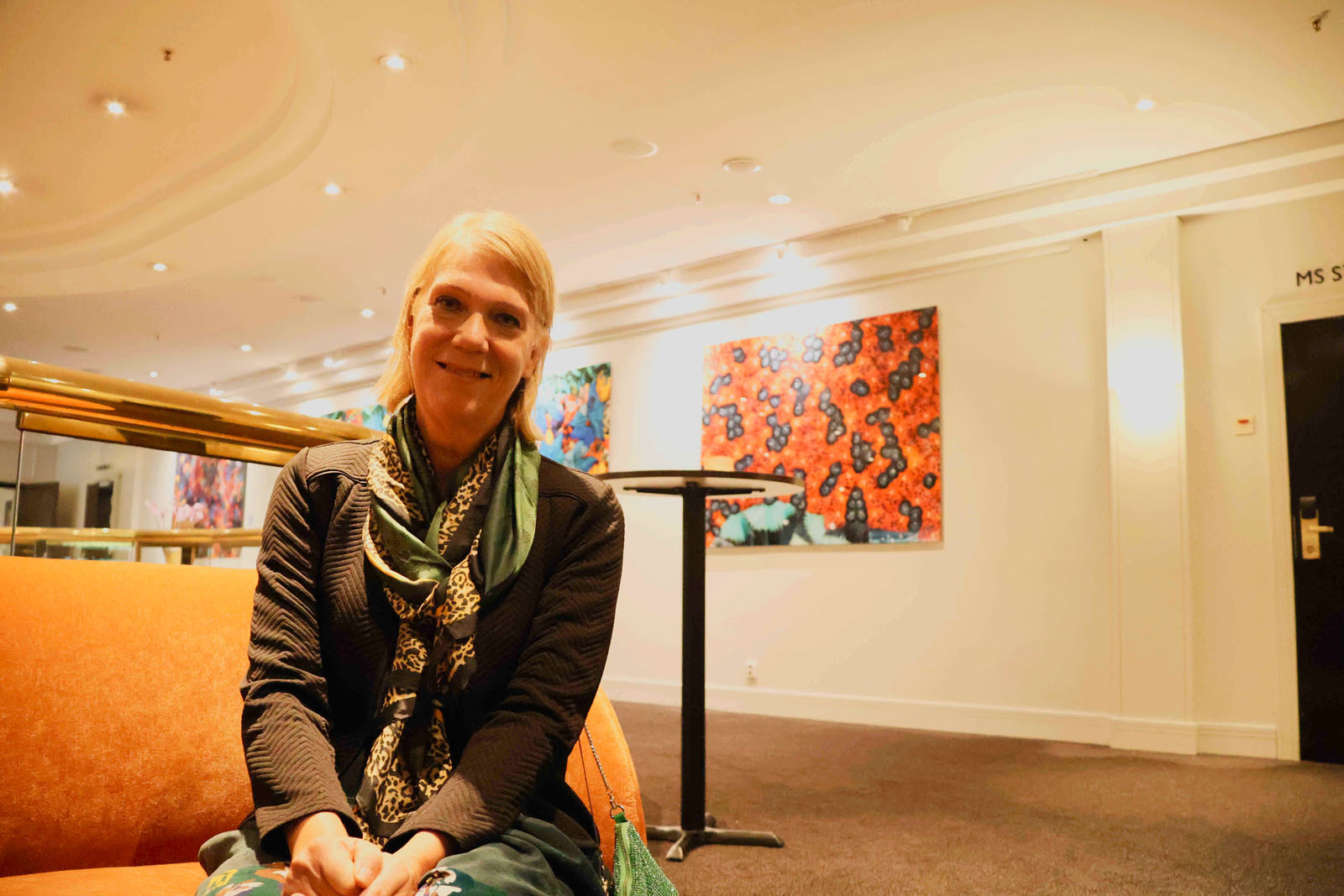 图3:瑞典学员吉塞拉·埃万德在修炼大法后,突破阅读障碍,完成了大学学业。她也曾经历人生磨难,但大法让她重获新生