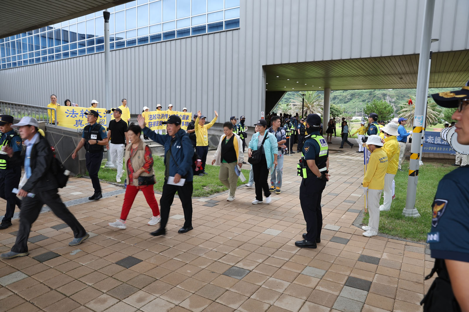 图1~4:法轮功学员在济州港码头向中国游客展示真相横幅