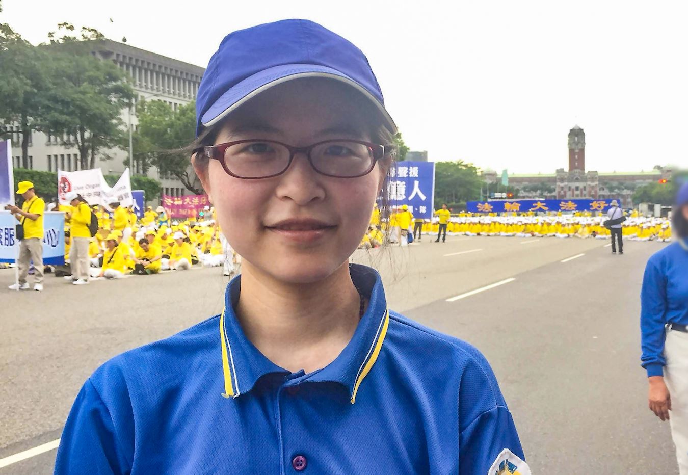 '图1:敬雅衷心地感谢师父,“法轮大法是我人生的指路灯。”'