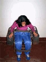 '酷刑演示：铁椅子'