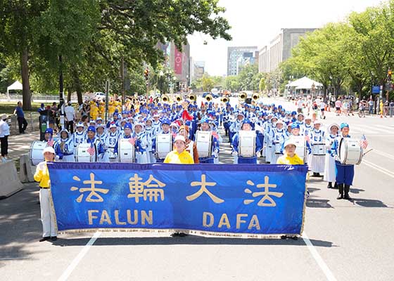 庆祝美国建国250周年法轮功团体受游客欢迎